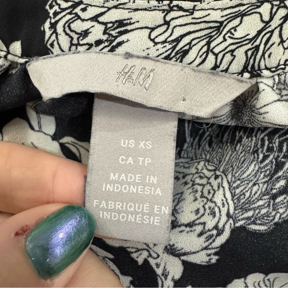 H&M Black & White Floral Blouse – XS - Picture 4 of 6
